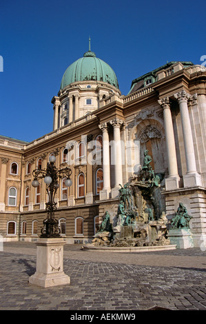 Château et complexe de palais, Saint George's Square, District de Castle Hill, Budapest, Hongrie. Le roi Matyas (Matthias) Fontaine Banque D'Images