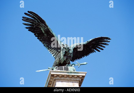 Turul, eagle statue Turul Szobor, à l'extérieur du palais et du château, Castle Hill complexe Zone, Budapest, Hongrie Banque D'Images