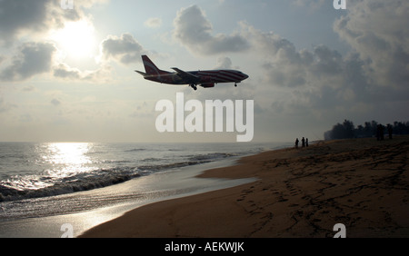Un avion sur le point d'atterrir à Terengganu, Malaisie Banque D'Images
