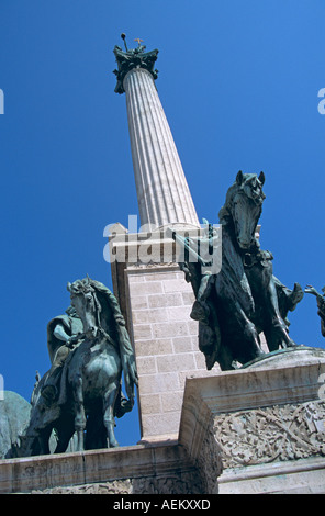 Monument du millénaire, la Place des Héros, à Budapest, Hongrie. Chefs tribaux à la base du monument Banque D'Images