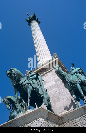 Monument du millénaire, la Place des Héros, à Budapest, Hongrie. Chefs tribaux à la base du monument Banque D'Images