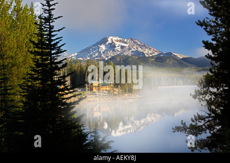 Soeur du Sud reflète dans la montagne avec cabine d'Elk Lake central Oregon Banque D'Images