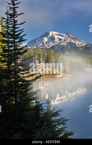 Soeur du Sud reflète dans la montagne avec cabine d'Elk Lake central Oregon Banque D'Images