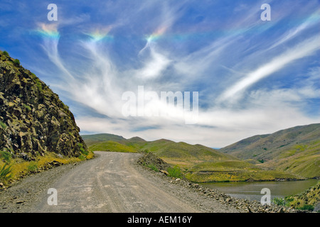 Bien Chien dans ciel avec chemin de terre sur l'Enfer s Canyon National Recreational Area Oregon Banque D'Images