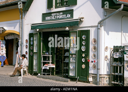 Bertalan Crystal et la porcelaine de cadeaux et de souvenirs et commerçant à l'extérieur, Szentendre, Hongrie Banque D'Images