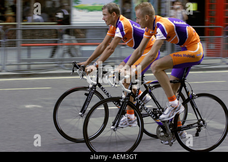 Deux coureurs de la Rabobank équipe Tour de France au Grand Départ de Londres 2007 Banque D'Images