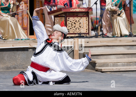 Jeune homme de danse au festival de Gengis Khan Banque D'Images