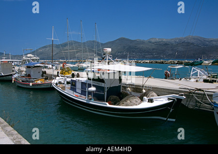 Les bateaux de pêche et quai, port de Lixouri, Lixouri, Céphalonie, Grèce Banque D'Images