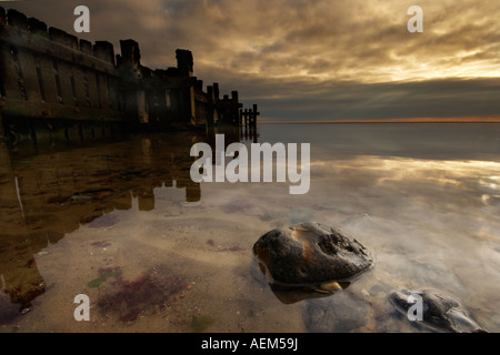 Un reflecing épi dans une piscine de l'eau sur la plage de Mundesley Banque D'Images