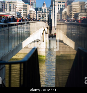 Aller au travail tôt le matin, les employés de bureau la marche sur le pont de Londres grande foule visages méconnaissables pas de libération nécessaire Banque D'Images