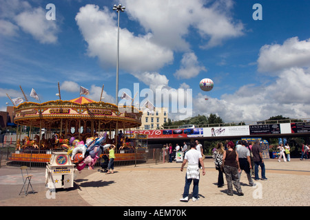 Merry go round sur la promenade à Bournemouth Bournemouth avec le ballon d'observation de l'Œil dans l'arrière-plan Banque D'Images