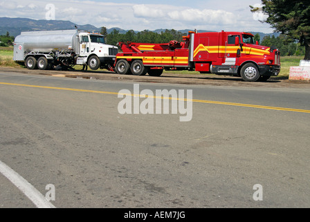 "Heavy duty dépanneuse avec 'En panne' '^^sur des camions-citernes, en bordure de la Californie' Banque D'Images
