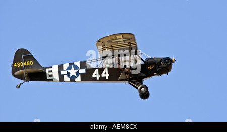 Piper Cub, sous le couvert de l'armée de sauterelles L4 Banque D'Images