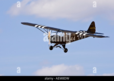 Piper Cub, sous le couvert de l'armée de sauterelles L4 Banque D'Images