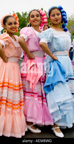 Trois femmes Chicana danser dans le défilé. Le Cinco de Mayo Fiesta. T 'Paul' Minnesota USA Banque D'Images