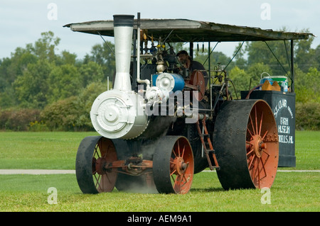 Les agriculteurs locaux afficher vieux tracteurs de ferme dans un vers 1920 scierie Goodells festival Park Goodells Michigan Banque D'Images