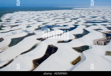 Vue aérienne de dunes de sable à Lençois Maranhenses National Park, Maranhão, Brésil Banque D'Images