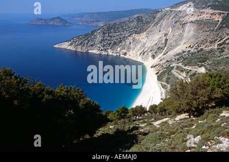 Plage de Myrtos (Minoen), à partir de la falaise, en arrière-plan, l'île d'Assos Myrtos, Kefalonia, Grèce Banque D'Images