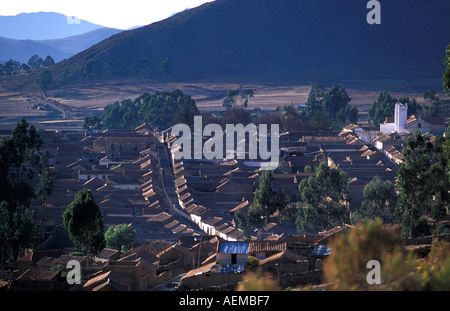 Sol carrelé maisons et rue de la route de Tarabuco vu de l'approche de cette petite communauté de marché Bolivie La Paz Banque D'Images