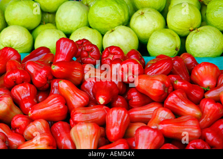 Fruits à vendre à Wat Don Wai (près de Wat Rai Khing) Marché flottant, Nakhon Chai Si River Bangkok, Thaïlande Banque D'Images