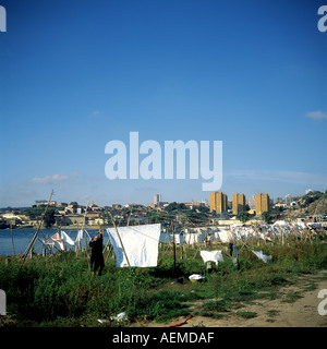 Personnes âgées woman laying de blanchisserie lave-ligne, Sao Pedro de Afurada, Afurada, Vila Nova de Gaia, Porto, Portugal, Europe Banque D'Images