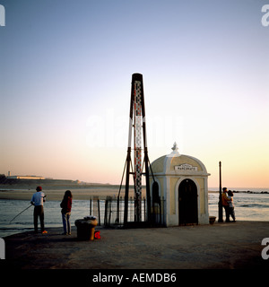 Maregrafo, pêcheur, marégraphes et couple au coucher du soleil, de la rivière l'estuaire du Douro, quartier de Foz do Douro, Porto, Portugal, Europer Banque D'Images