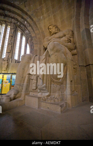 L'un des énormes statues qui gardaient la tombe dans le Hall of Fame, Volkerschlachtdenkmal, Bataille des Nations de Leipzig Saxe Monument Banque D'Images