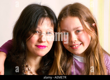 Une mère eurasienne, chinoise/italienne et sa fille blonde à la peau claire Banque D'Images