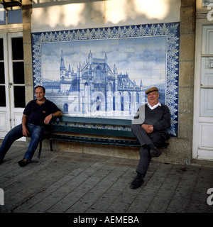 Les passagers en attente à la gare la Granja azulejo et représentant le monastère de Batalha, Granja, Aveiro, Portugal, Europe, Banque D'Images