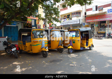 Pousse-pousse automatique / tuktuks garé ensemble dans Chennai, Inde Banque D'Images