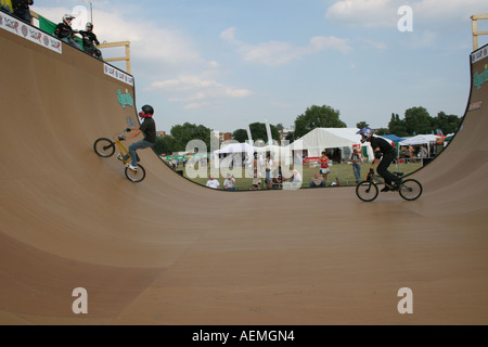 BMX sur une rampe à l'image-objet jeux urbains London Clapham Common Banque D'Images