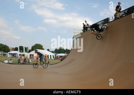 BMX sur une rampe à l'image-objet jeux urbains London Clapham Common Banque D'Images