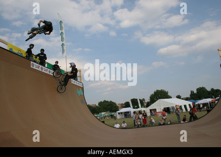 BMX sur une rampe à l'image-objet jeux urbains London Clapham Common Banque D'Images