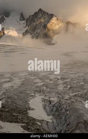 Le glacier du Tour avec l'Aiguille du du Passon au-delà. Banque D'Images