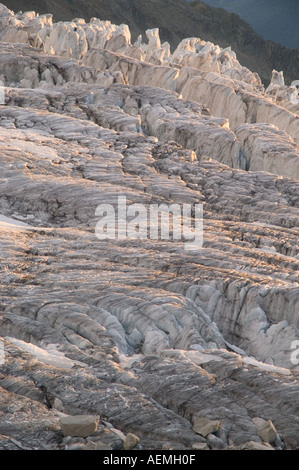 La texture de la surface du glacier au crépuscule Banque D'Images