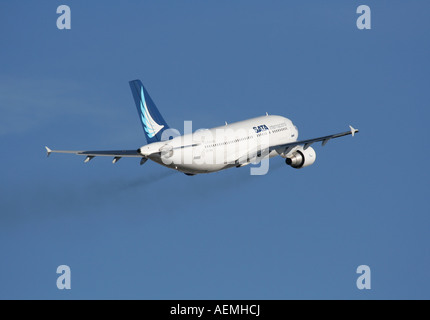 L'échappement arrière de l'avion de ligne Airbus A310 SATA International s'élève au départ contre un ciel bleu Banque D'Images