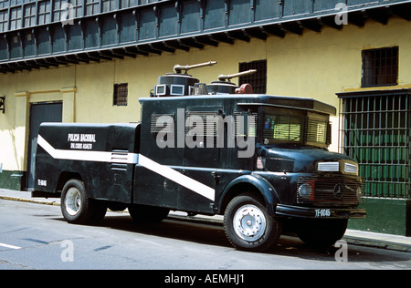 Canon à eau à l'extérieur, Palacio de Gobierno (Palais du Gouvernement), Plaza de Armas, (Plaza Mayor), Lima, Pérou Banque D'Images