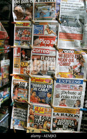 L'affichage de journaux sur stand, Lima, Pérou Banque D'Images