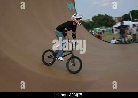 BMX sur une rampe à l'image-objet jeux urbains London Clapham Common Banque D'Images