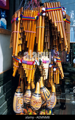 Affichage de la flûte et huiros (instruments de musique) à l'extérieur de cadeaux, marché indien, Lima, Pérou Banque D'Images