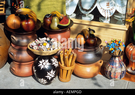 Fruits artificiels d'ornement sur l'affichage à l'extérieur des pots, cadeaux, marché indien, Lima, Pérou Banque D'Images