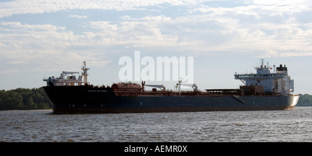 Pétrolier navette 'Britannia' Navion passant Schulau Point Bienvenue Banque D'Images