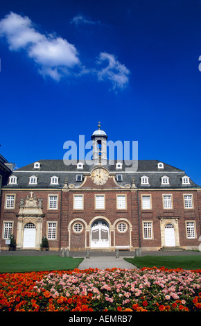 Château à douves avec des fleurs nordkirchen Rhénanie du Nord-Westphalie, Allemagne europe Banque D'Images