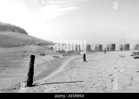 Estuaire de la rivière de plage de sable et défenses marines côtières écossaises de plusieurs bastions en béton rondes à Port Errol, Cruden Bay, Écosse, Aberdeenshire Royaume-Uni Banque D'Images