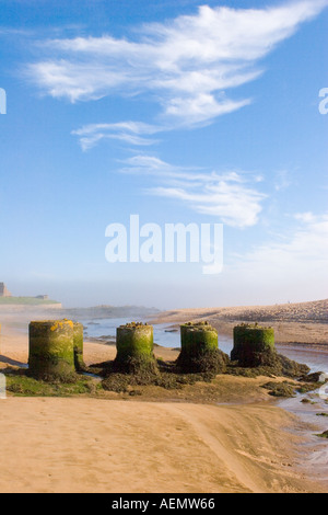 Estuaire de la rivière de plage de sable et défenses marines côtières écossaises de plusieurs bastions en béton rondes à Port Errol, Cruden Bay, Écosse, Aberdeenshire Royaume-Uni Banque D'Images