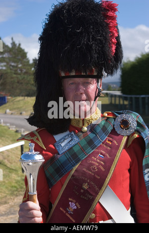 Écossais, rouge coloré écossais écossais écossais écossais écossais écossais écossais écossais écossais écossais en uniforme, le leader de Busby porte des ballater des cornemuses à Aboyne Highland Games Ecosse, Royaume-Uni Banque D'Images