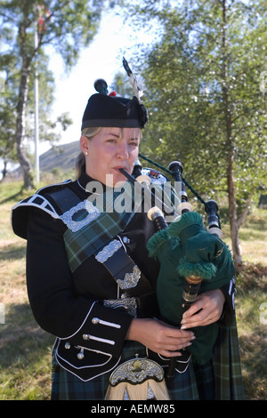 Scottish Highland Games - Femelle piper en uniforme - Ballater Pipe Band, Ecosse, Royaume-Uni Banque D'Images