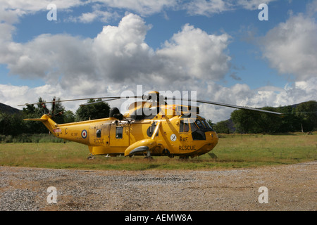 202 Squadron RAF hélicoptères de recherche et sauvetage   HAR Sea King Mk3 à Braemar, Parc National de Cairngorms, UK Banque D'Images