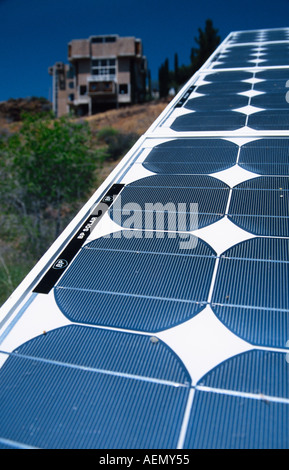 Panneaux solaires à arcosanti ville expérimentale dans le désert mayer arizona usa Banque D'Images