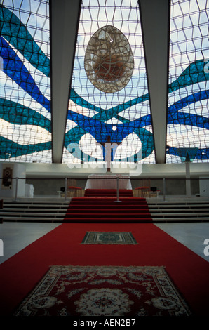 Intérieur de la Cathédrale avec l'autel principal et des vitraux wall, Brasilia, Brésil Banque D'Images